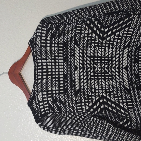 SLIGHTLY USED 100% COTTON SWEATER SIZE S BLACK AND WHITE - Picture 6 of 7